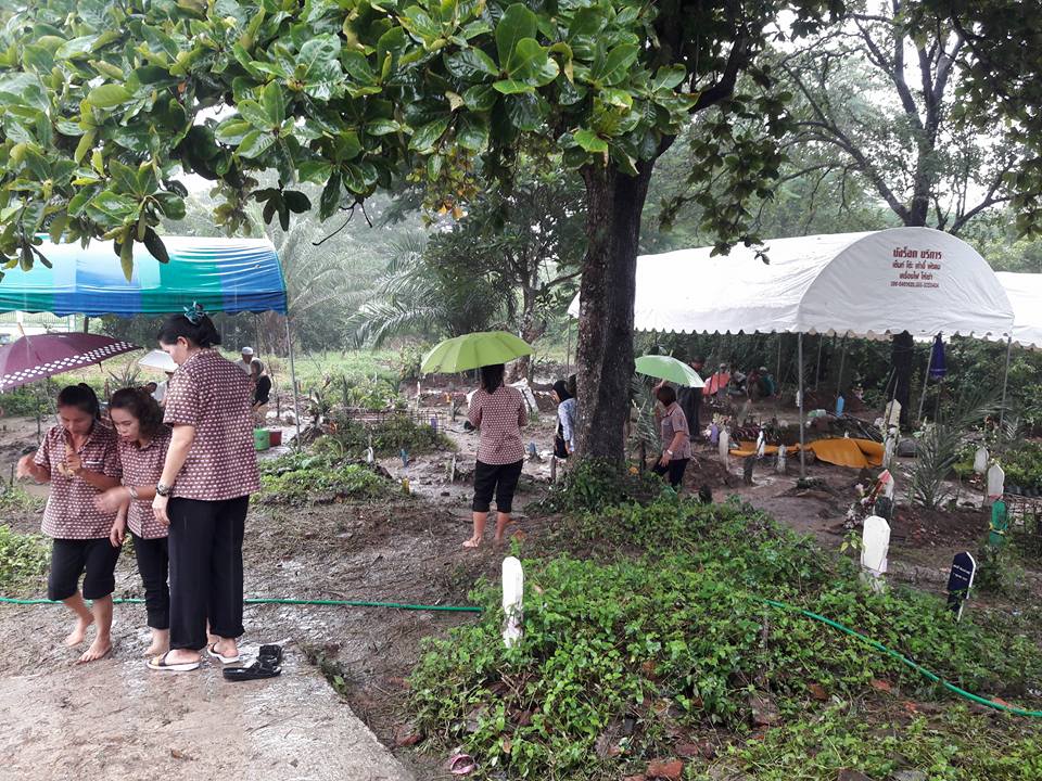 พิธีฝังศพเหยื่อผู้เสียชีวิตจากเหตุเรือล่มที่อยุธยา