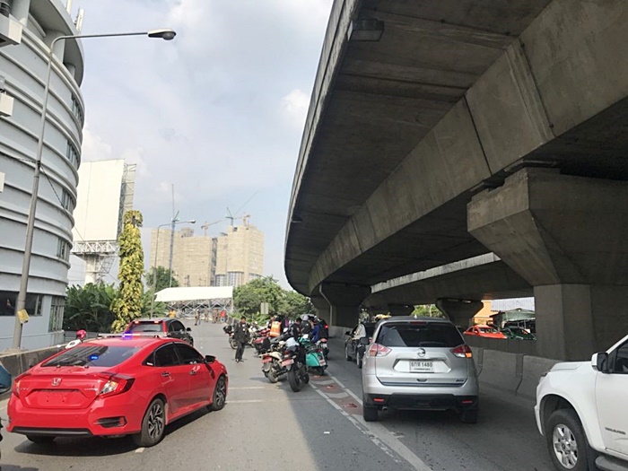  วิศวกรคุมรถเครนรื้อป้ายโฆษณา