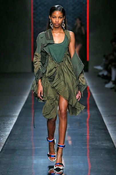 ดราม่ารองเท้าธงไตรรงค์