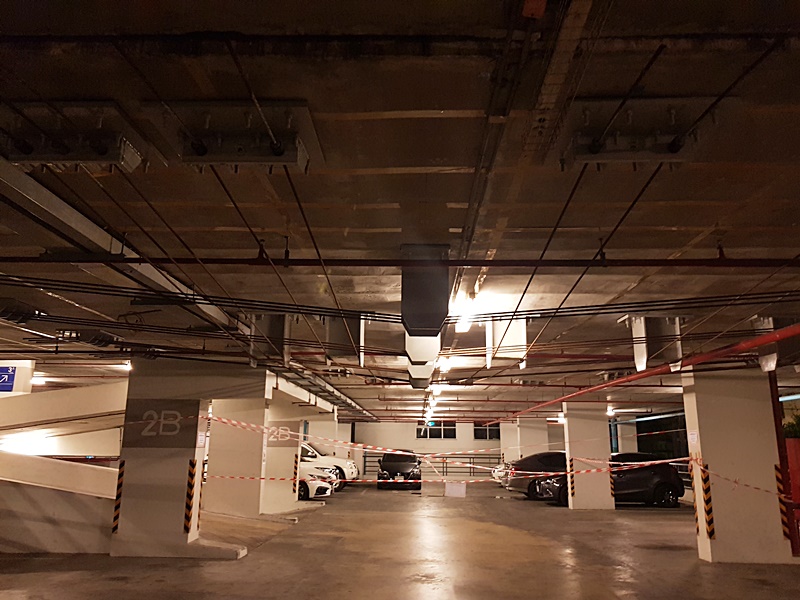 ลาดจอดรถคอนโดทรุด