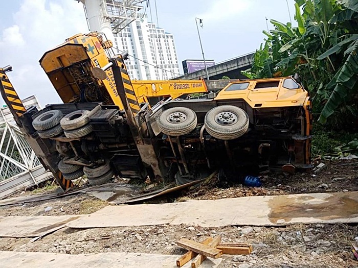  วิศวกรคุมรถเครนรื้อป้ายโฆษณา