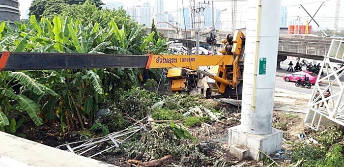  วิศวกรคุมรถเครนรื้อป้ายโฆษณา