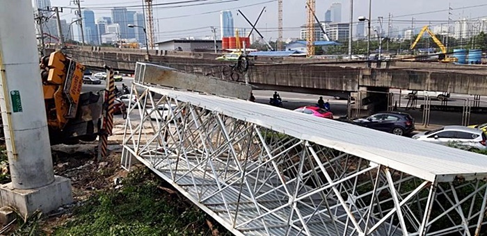  วิศวกรคุมรถเครนรื้อป้ายโฆษณา