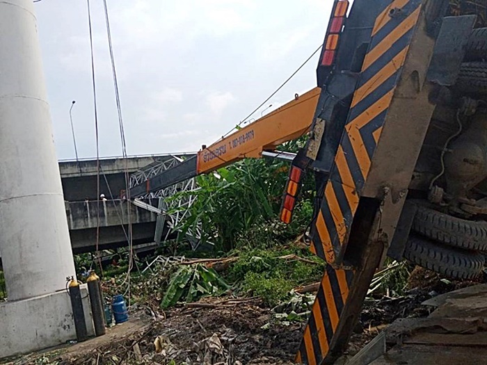  วิศวกรคุมรถเครนรื้อป้ายโฆษณา