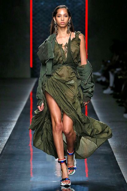 ดราม่ารองเท้าธงไตรรงค์