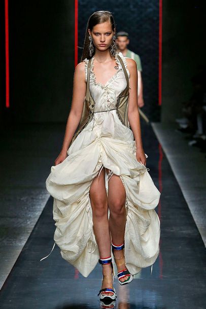 ดราม่ารองเท้าธงไตรรงค์