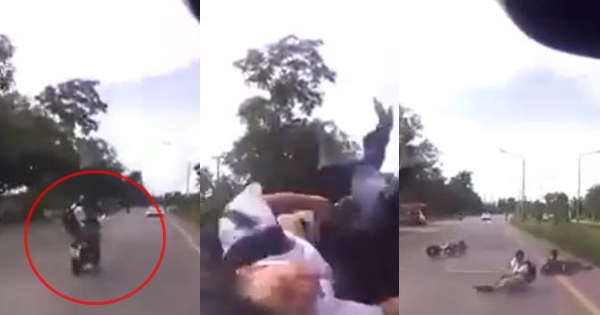 คลิปเก๋งพุ่งชนมอเตอร์ไซค์นักเรียน