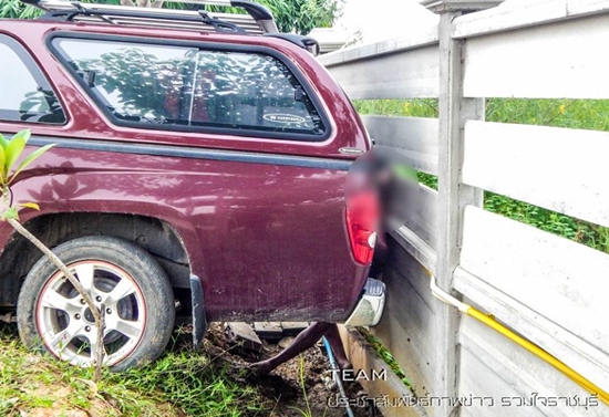 จ.ส.ต. ไม่ได้ใส่เบรกมือ โดนรถถอยหลังอัดกำแพงดับ