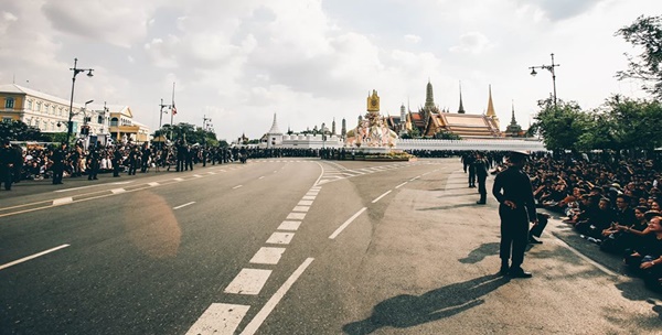 สื่อนอกตีข่าว คนไทยร่วมแต่งดำทั้งประเทศ เพื่อถวายอาลัยแด่ ในหลวง ร.9