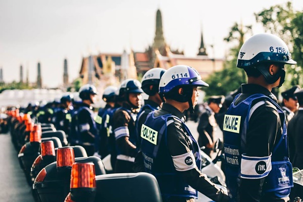 สื่อนอกตีข่าว คนไทยร่วมแต่งดำทั้งประเทศ เพื่อถวายอาลัยแด่ ในหลวง ร.9