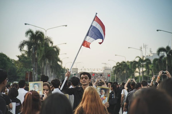   รวมภาพคืนมหาโศก 13 ตุลาคม 2559