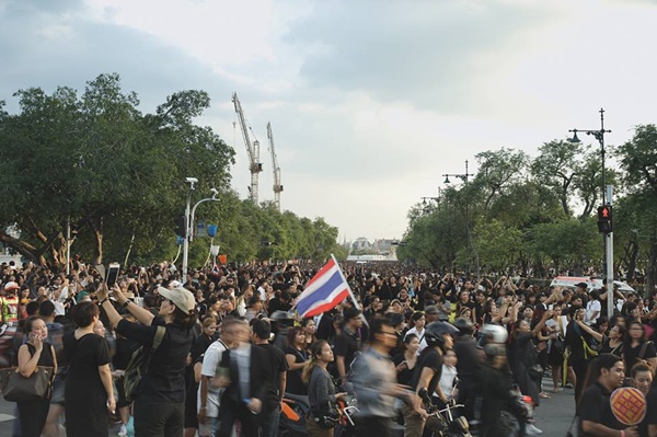   รวมภาพคืนมหาโศก 13 ตุลาคม 2559