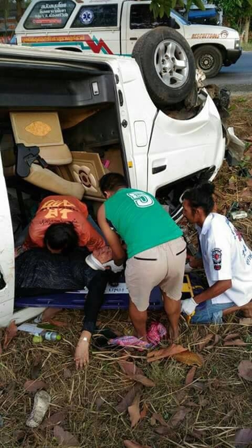 รถตู้เสียหลักพลิกคว่ำ