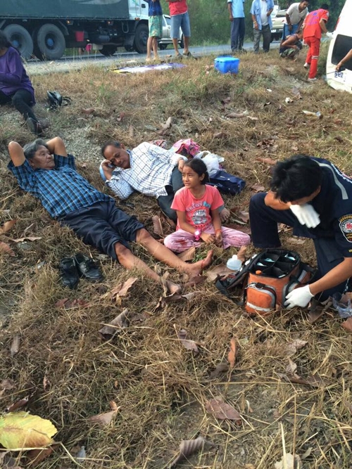 รถตู้เสียหลักพลิกคว่ำ