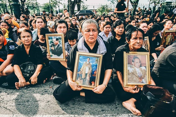 สื่อนอกตีข่าว คนไทยร่วมแต่งดำทั้งประเทศ เพื่อถวายอาลัยแด่ ในหลวง ร.9