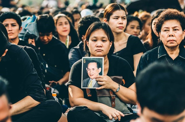 สื่อนอกตีข่าว คนไทยร่วมแต่งดำทั้งประเทศ เพื่อถวายอาลัยแด่ ในหลวง ร.9