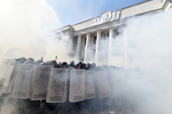 ปะทะเดือด ! หน้ารัฐสภายูเครน ปาระเบิดบึ้มสนั่น