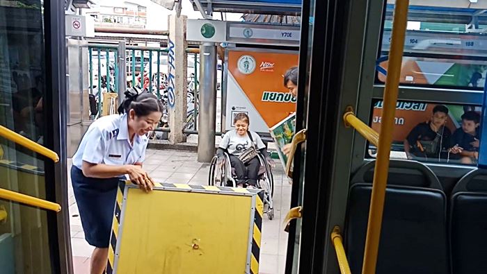 ทางลาดรถเมล์ เพื่อคนพิการ