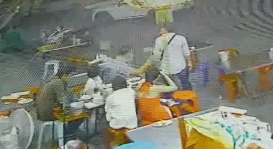 ชักปืนยิงขู่กลางร้านข้าวต้ม