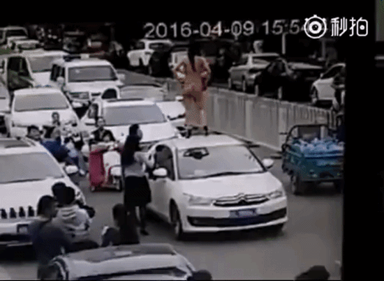 สาวแก้ผ้าเต้นบนหลังคารถ 