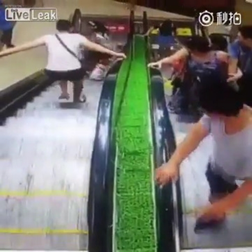 คลิปทารกกระเด็นตกบันไดเลื่อน 