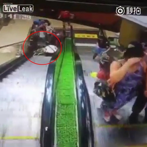 คลิปทารกกระเด็นตกบันไดเลื่อน 