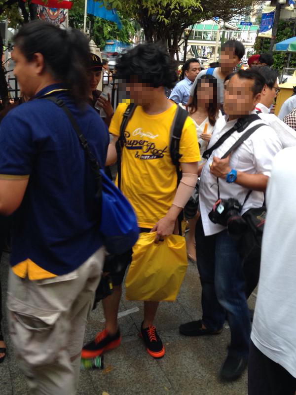 หนุ่มแต่งกายเลียนแบบผู้ต้องสงสัย ถ่ายรายการที่ศาลพระพรหม  