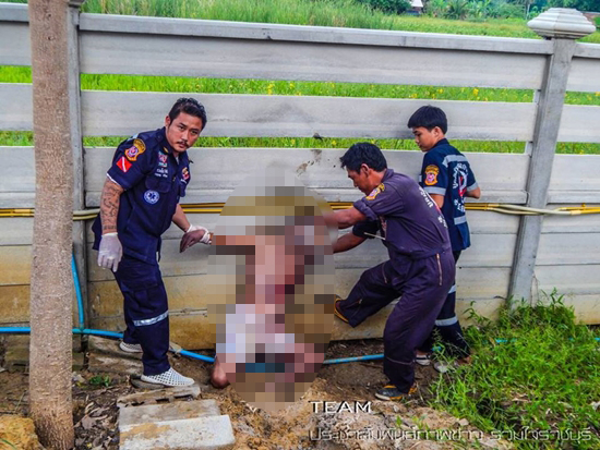 จ.ส.ต. ไม่ได้ใส่เบรกมือ โดนรถถอยหลังอัดกำแพงดับ