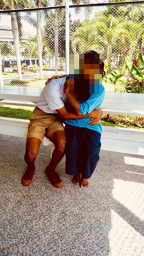 ลูกชายก้มกราบแม่ โผกอดผ่านลูกกรงเรือนจำ