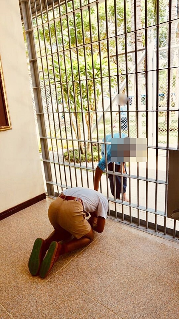 ลูกชายก้มกราบแม่ โผกอดผ่านลูกกรงเรือนจำ