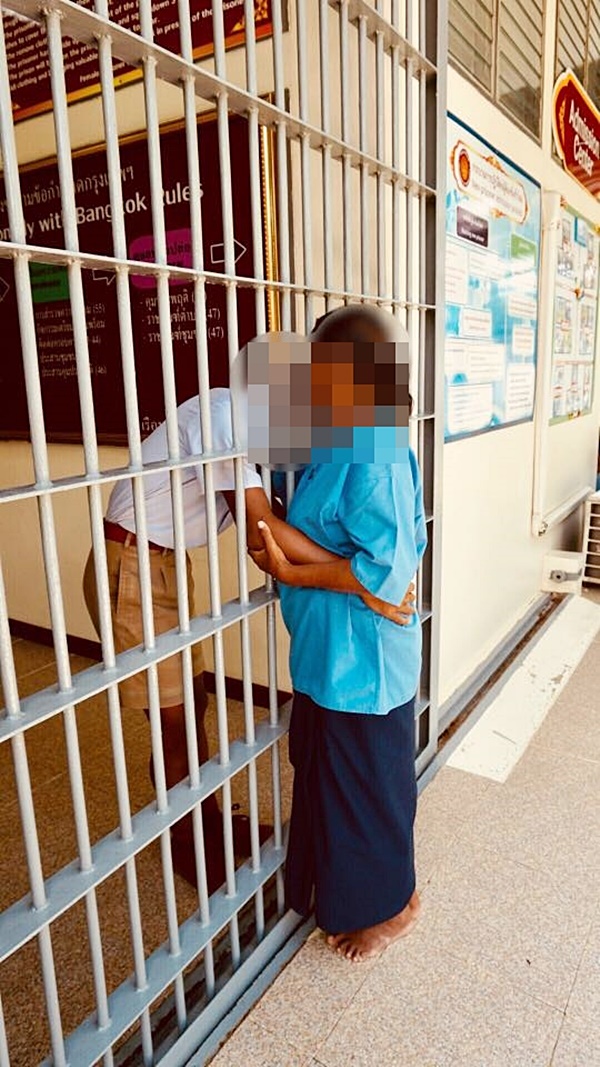 ลูกชายก้มกราบแม่ โผกอดผ่านลูกกรงเรือนจำ