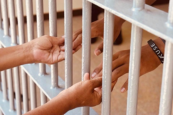 ลูกชายก้มกราบแม่ โผกอดผ่านลูกกรงเรือนจำ