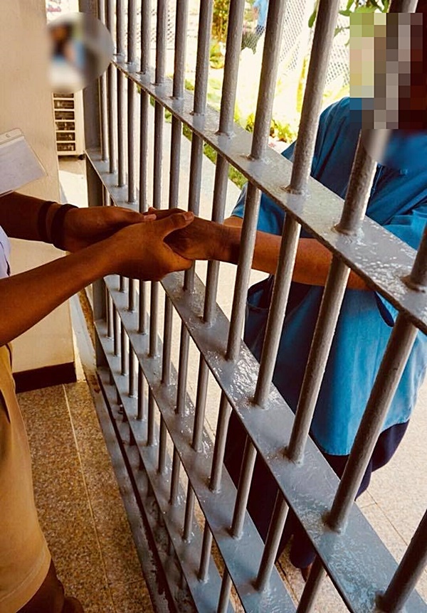 ลูกชายก้มกราบแม่ โผกอดผ่านลูกกรงเรือนจำ