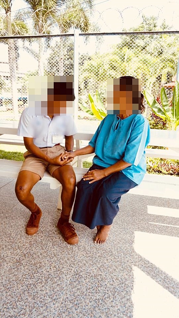 ลูกชายก้มกราบแม่ โผกอดผ่านลูกกรงเรือนจำ