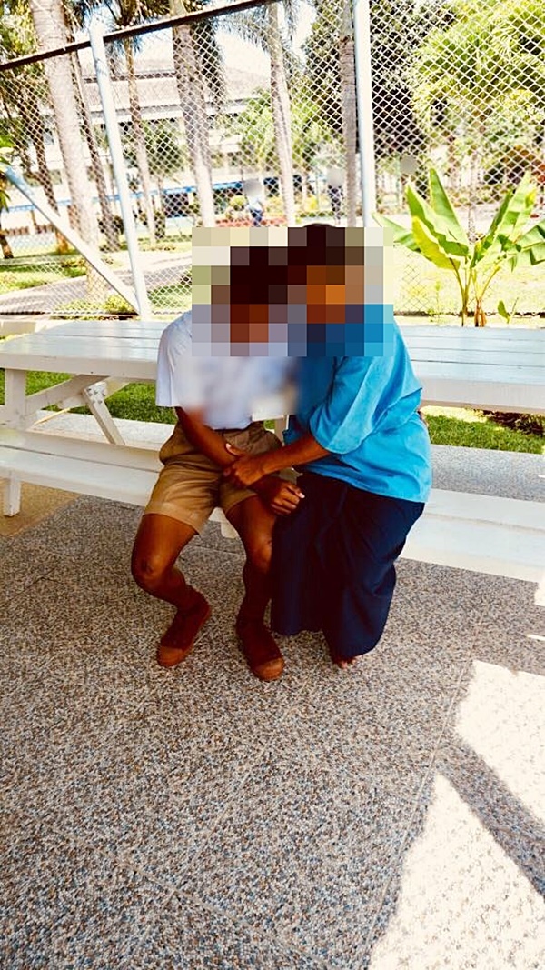 ลูกชายก้มกราบแม่ โผกอดผ่านลูกกรงเรือนจำ