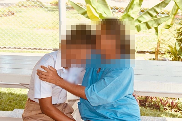 ลูกชายก้มกราบแม่ โผกอดผ่านลูกกรงเรือนจำ