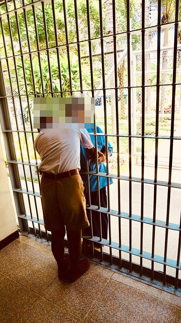 ลูกชายก้มกราบแม่ โผกอดผ่านลูกกรงเรือนจำ
