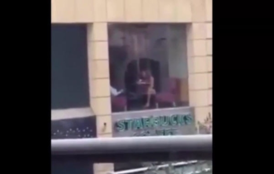 ช่วยตัวเองอย่างหน้าไม่อายในร้านกาแฟสตาร์บัคส์