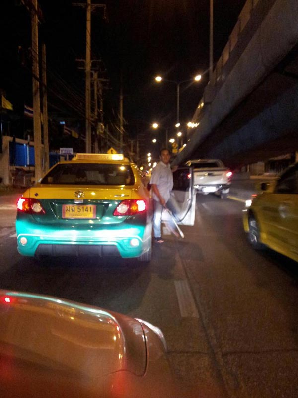 เจอมากะตัว Taxi อันธพาลครองเมือง...ขับปาดหน้าแล้วจะลงมาทำร้าย ช่วยกันแชร์