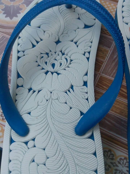 แกะสลักรองเท้าแตะ