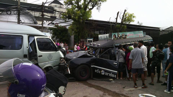 รถตู้กระทรวงศึกษาธิการ ชนสองแถว