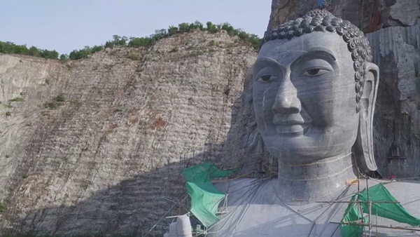 พระพุทธรูปแกะสลักบนหน้าผา 