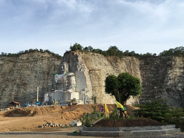 พระพุทธรูปแกะสลักบนหน้าผา 