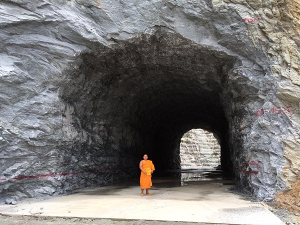 พระพุทธรูปแกะสลักบนหน้าผา 