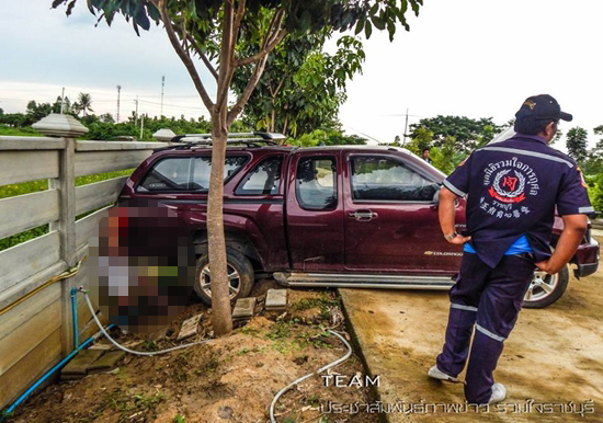 จ.ส.ต. ไม่ได้ใส่เบรกมือ โดนรถถอยหลังอัดกำแพงดับ