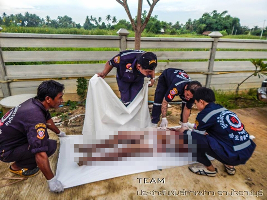 จ.ส.ต. ไม่ได้ใส่เบรกมือ โดนรถถอยหลังอัดกำแพงดับ