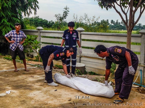 จ.ส.ต. ไม่ได้ใส่เบรกมือ โดนรถถอยหลังอัดกำแพงดับ