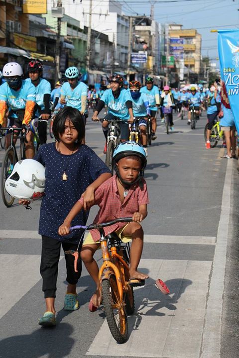  ตามช่วย 2 พี่น้องปั่นจักรยานพัง ในงาน BIKE FOR MOM