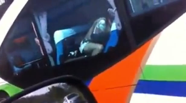 นี่ประเทศไทยนะไม่ใช่ประเทศมึง คลิปฝรั่งร่วมเพศบนรถทัวร์ 