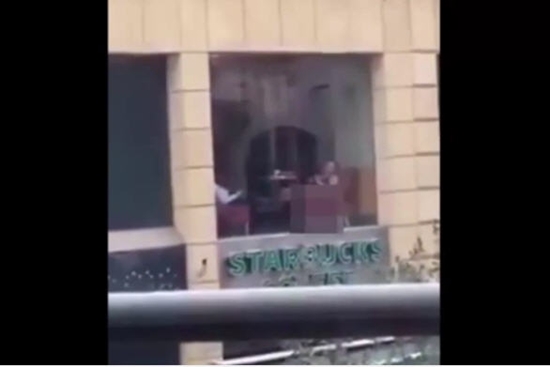 ช่วยตัวเองอย่างหน้าไม่อายในร้านกาแฟสตาร์บัคส์